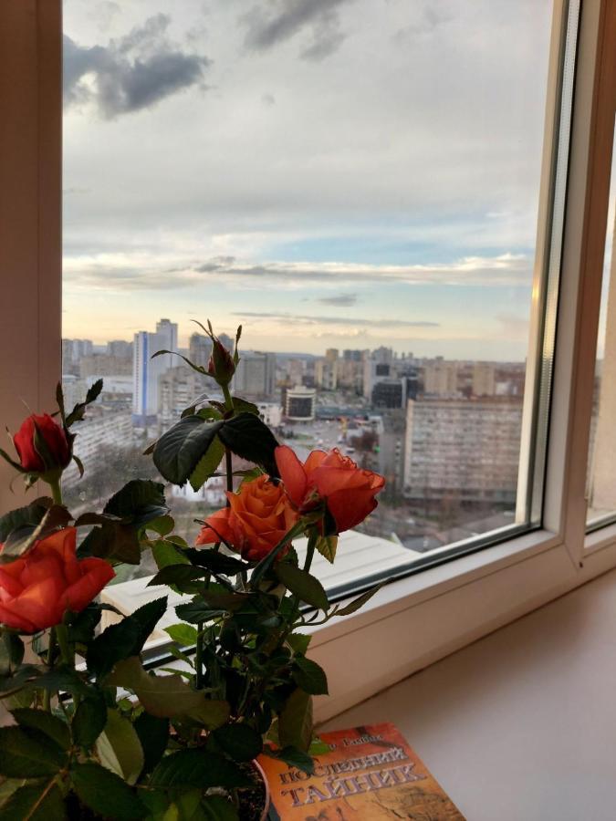 Студія З Неймовірним Краєвидом Біля М Лівобережна Ліфт Інтернет Працює Kiev Bagian luar foto